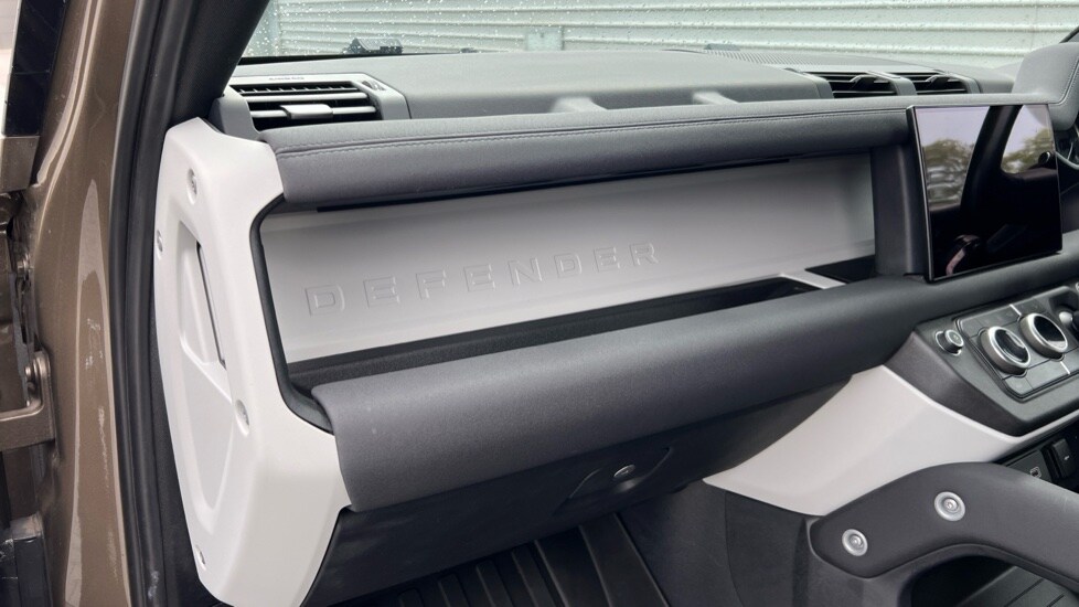 Used Land Rover Defender 2022 for sale - 76868577: Photo 33