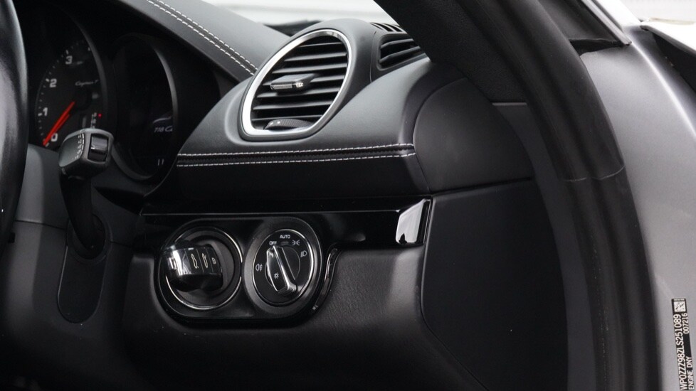 Used Porsche Cayman 2020 for sale - 75929739: Photo 73