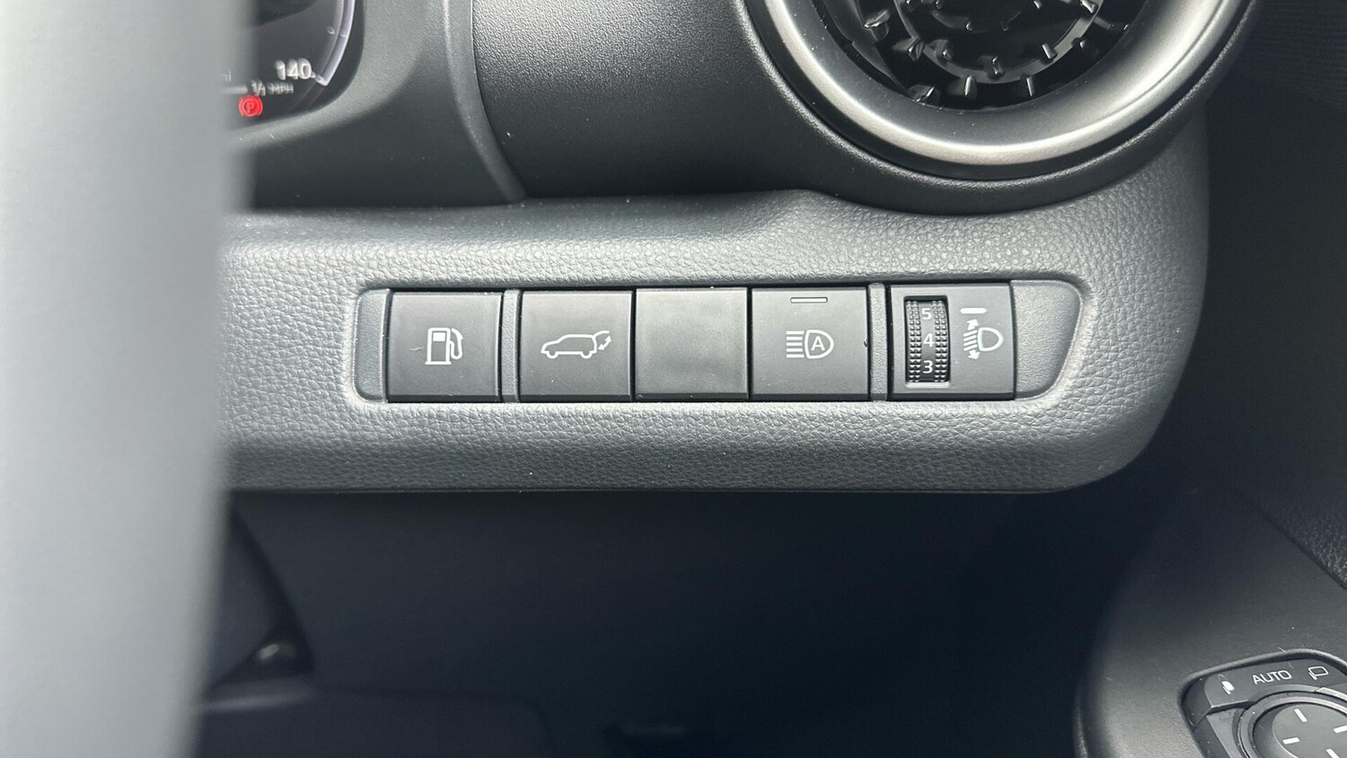 Used Toyota C-HR 2025 for sale - 78062736: Photo 32