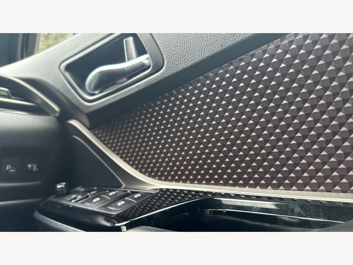 Used Toyota C-HR 2017 for sale - 77400900: Photo 27