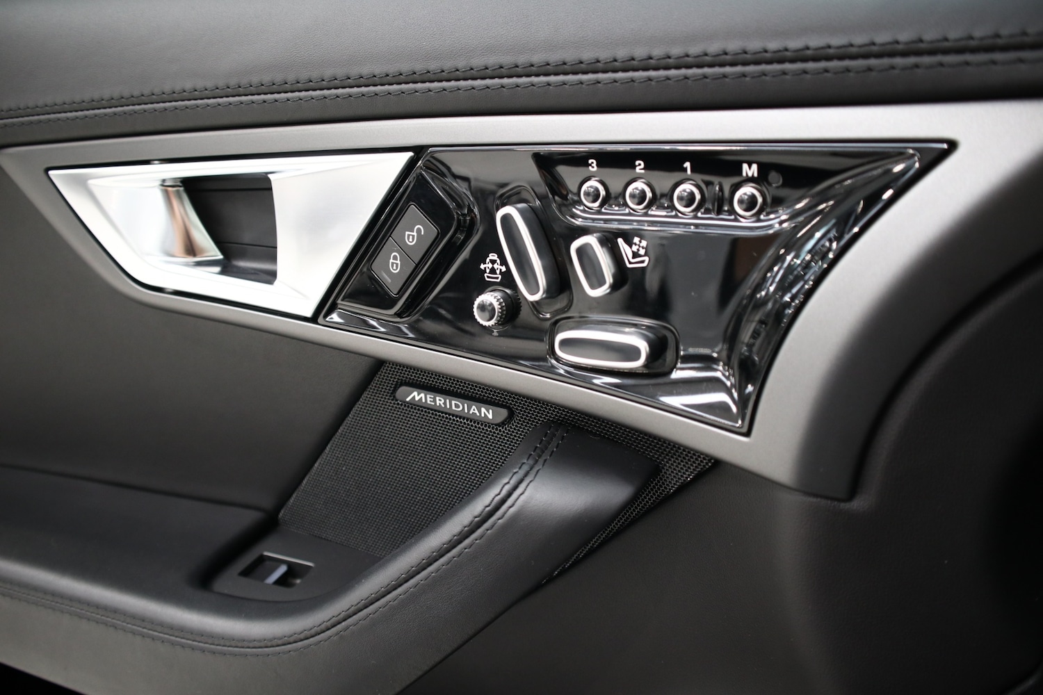 Used Jaguar F-Type 2017 for sale - 76662874: Photo 11