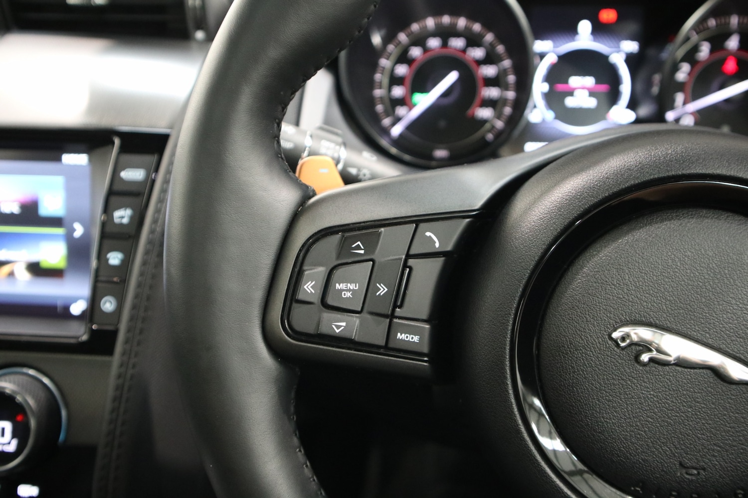 Used Jaguar F-Type 2017 for sale - 76662874: Photo 25