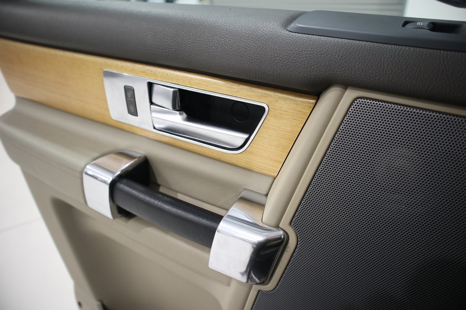 Used Land Rover Discovery 2015 for sale - 76882002: Photo 8