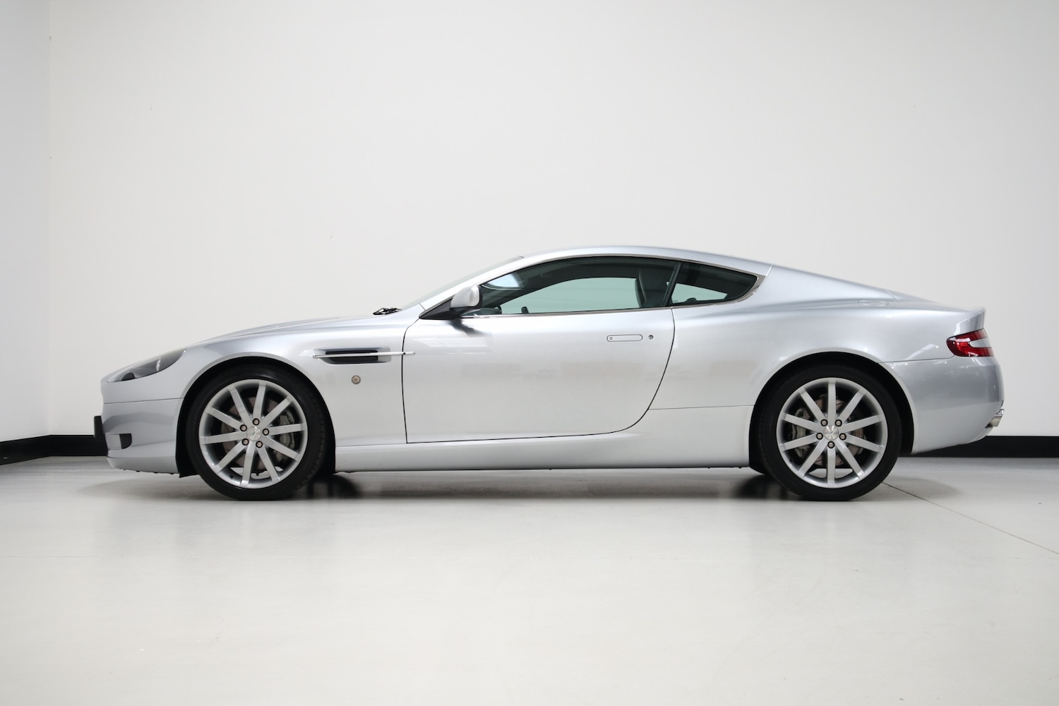 Used Aston Martin DB9 2004 for sale - 76663633: Photo 17