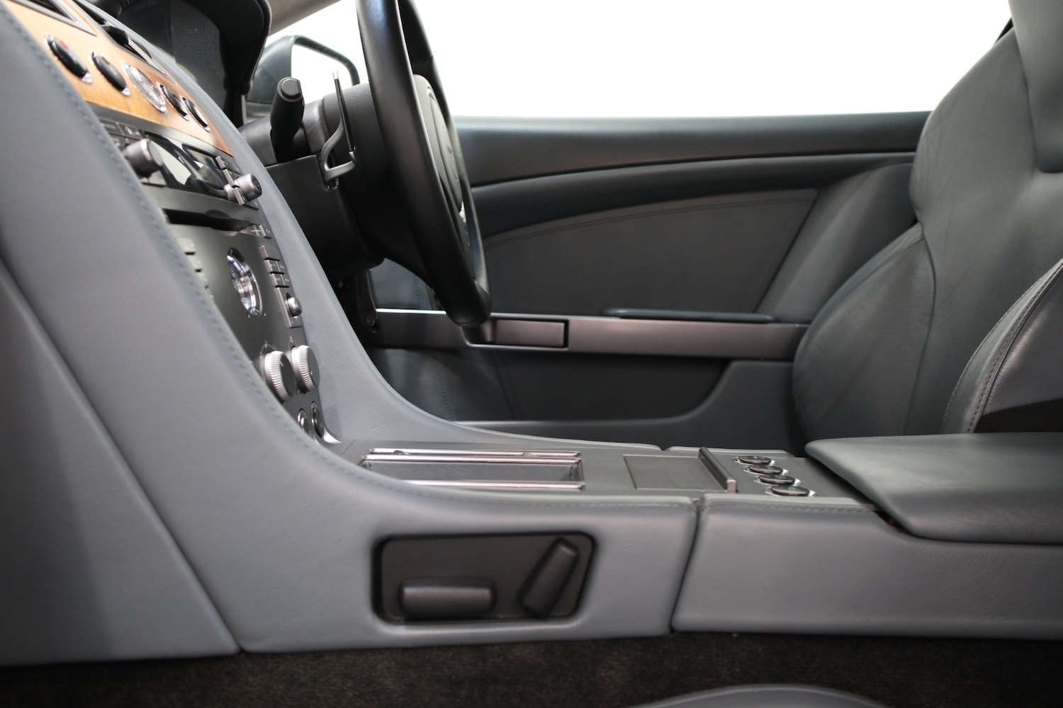 Used Aston Martin DB9 2004 for sale - 76663633: Photo 21