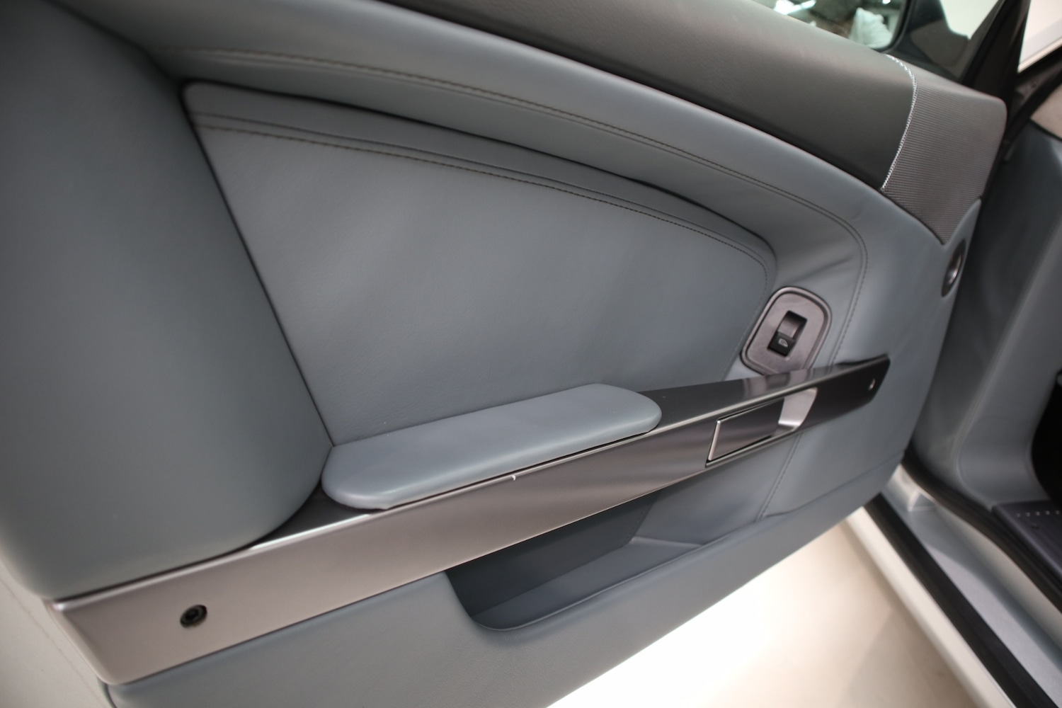 Used Aston Martin DB9 2004 for sale - 76663633: Photo 23