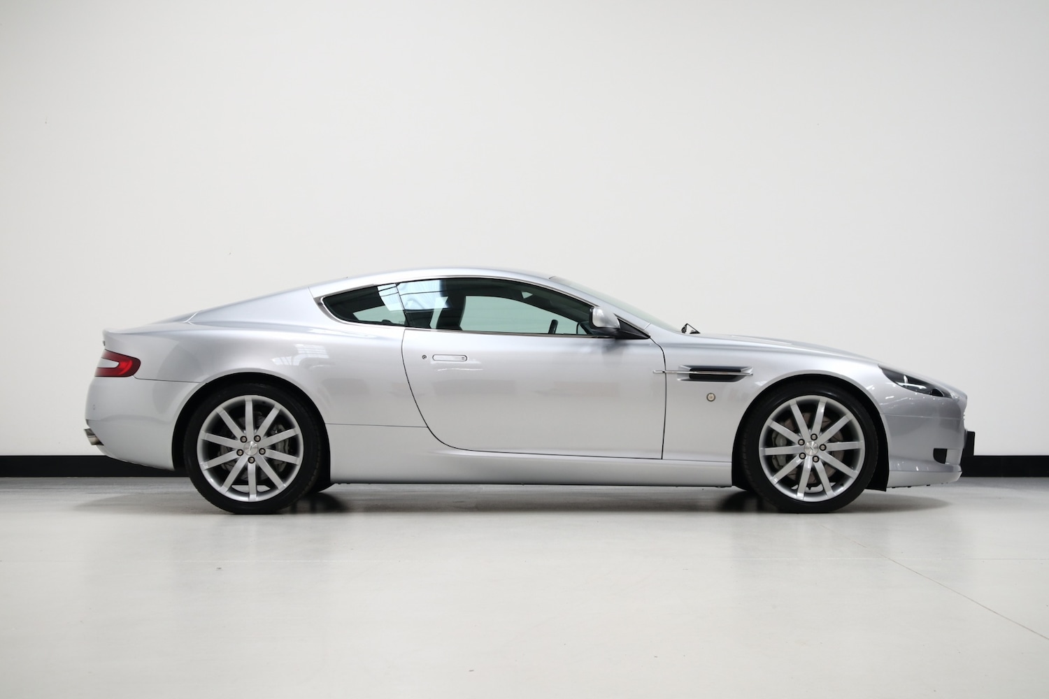 Used Aston Martin DB9 2004 for sale - 76663633: Photo 24