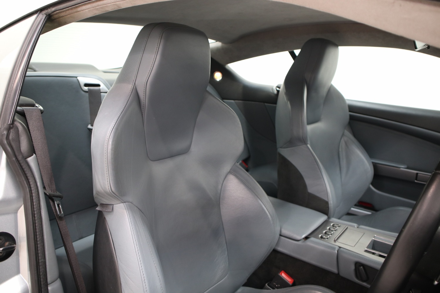 Used Aston Martin DB9 2004 for sale - 76663633: Photo 27