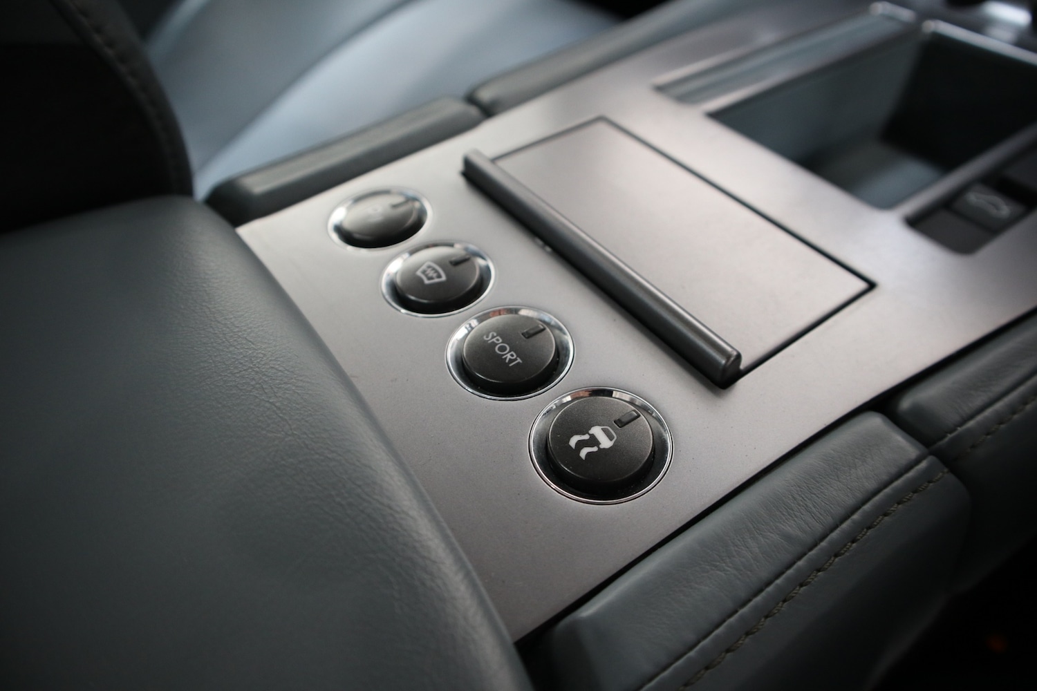 Used Aston Martin DB9 2004 for sale - 76663633: Photo 30