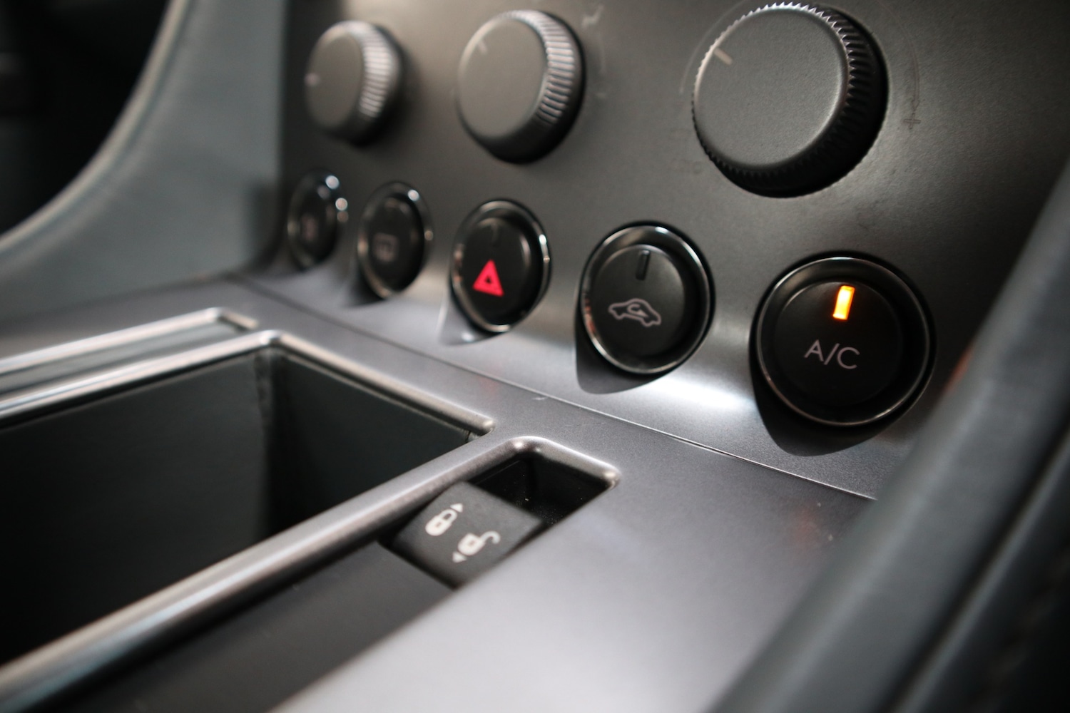 Used Aston Martin DB9 2004 for sale - 76663633: Photo 31