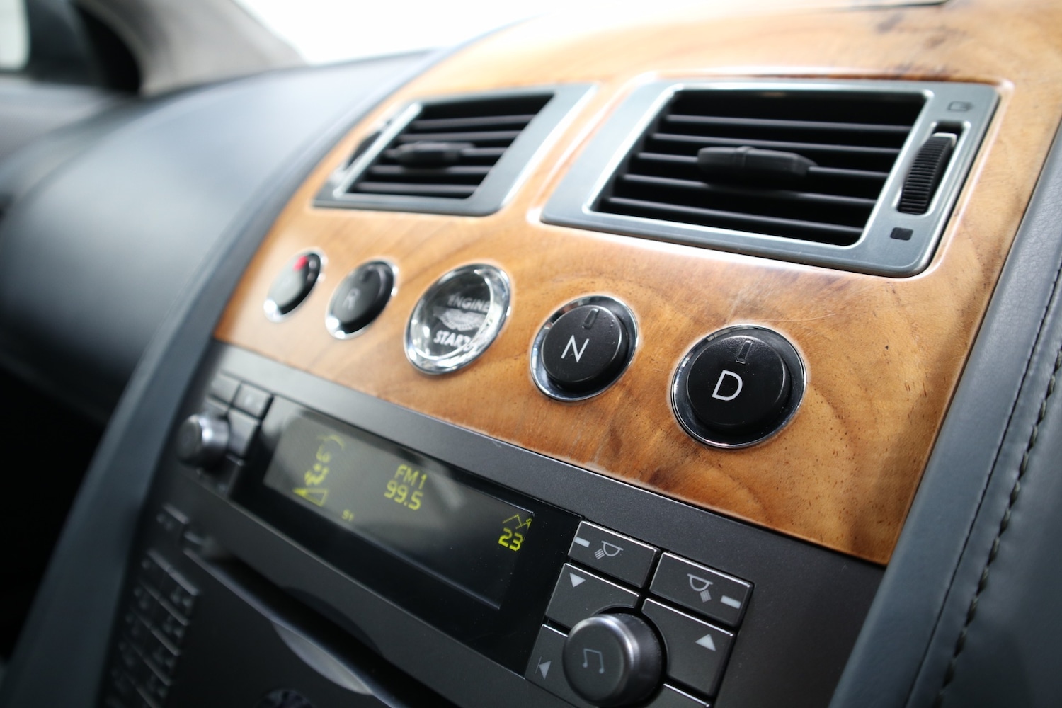 Used Aston Martin DB9 2004 for sale - 76663633: Photo 32