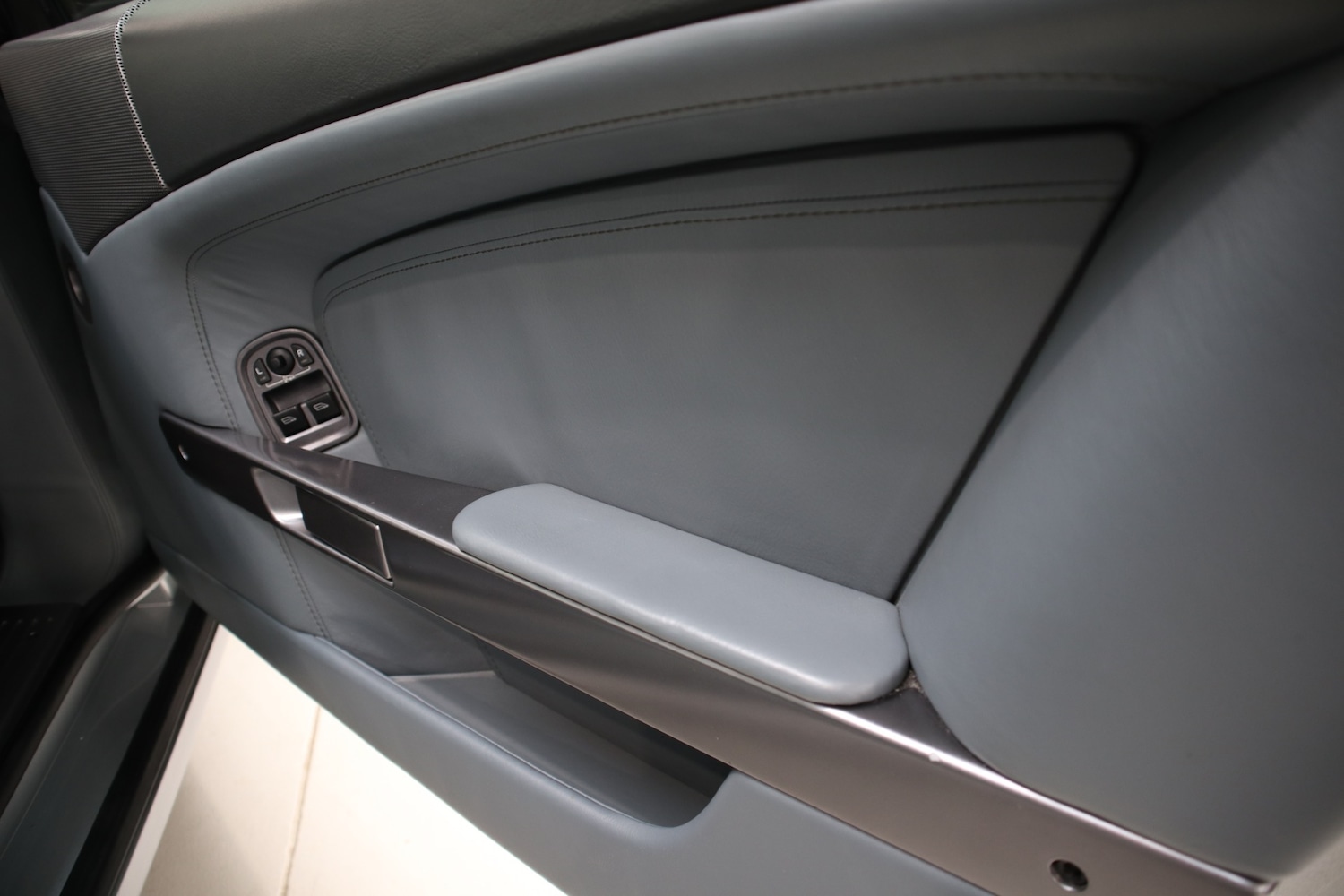 Used Aston Martin DB9 2004 for sale - 76663633: Photo 38