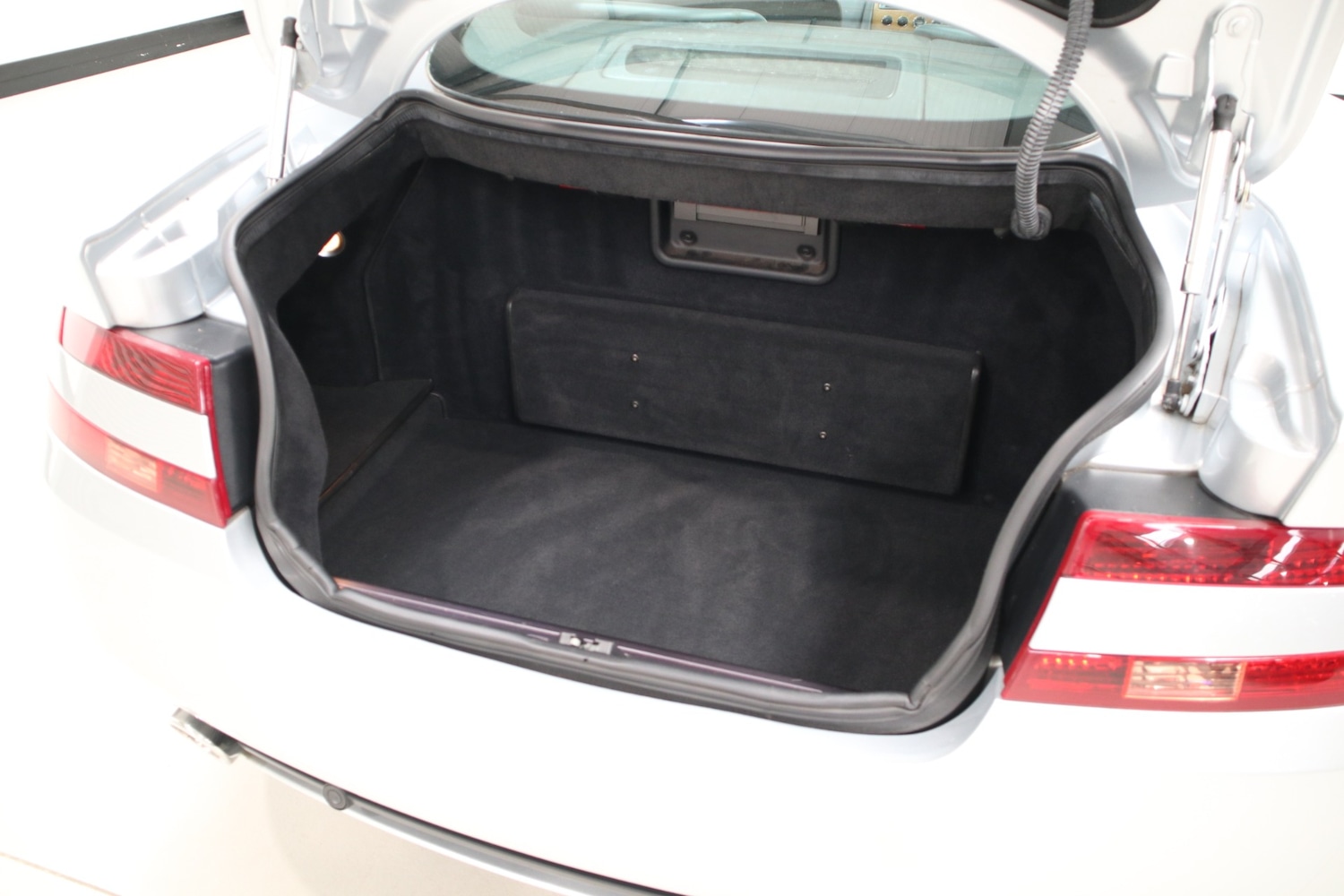 Used Aston Martin DB9 2004 for sale - 76663633: Photo 41