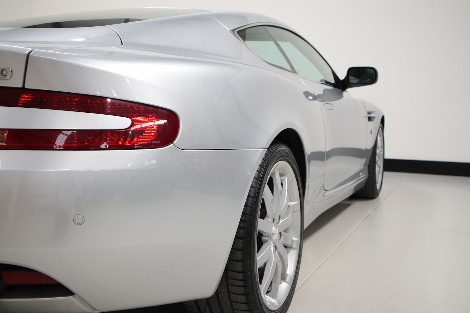 Used Aston Martin DB9 2004 for sale - 76663633: Photo 42