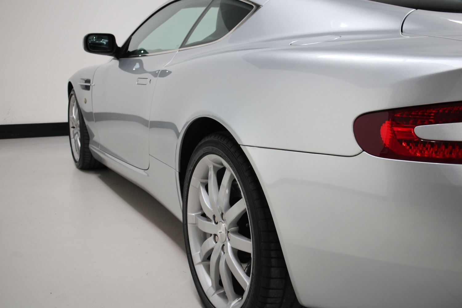 Used Aston Martin DB9 2004 for sale - 76663633: Photo 43