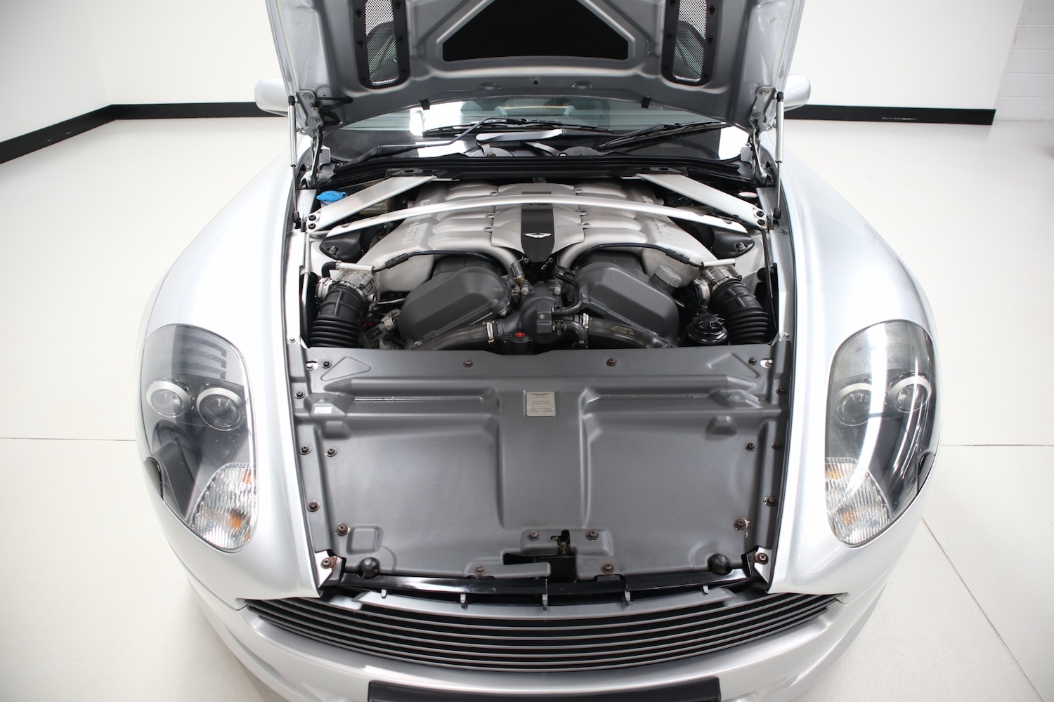 Used Aston Martin DB9 2004 for sale - 76663633: Photo 9