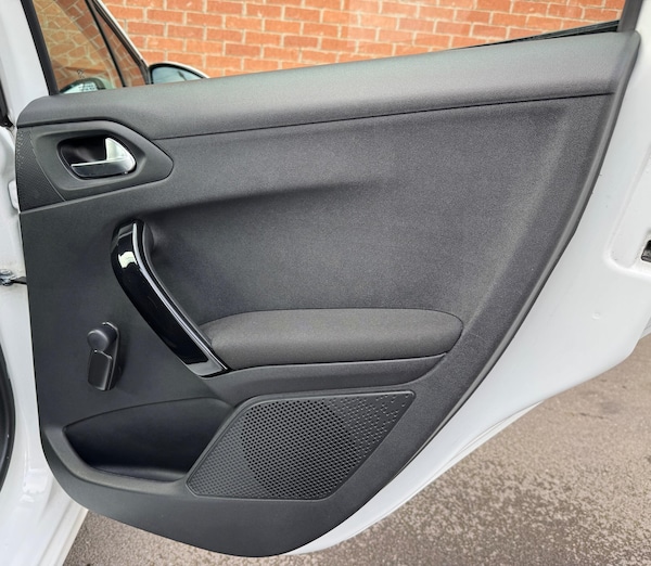 Used Peugeot 208 2017 for sale - 76306736: Photo 25