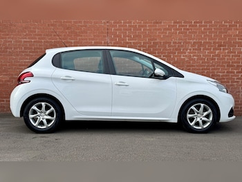 Used Peugeot 208 2017 for sale - 76306736: Photo 3