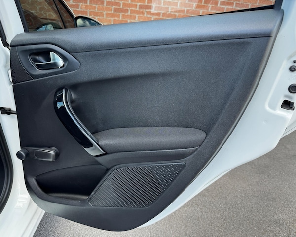 Used Peugeot 208 2016 for sale - 76084323: Photo 32