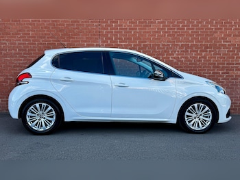 Used Peugeot 208 2016 for sale - 76084323: Photo