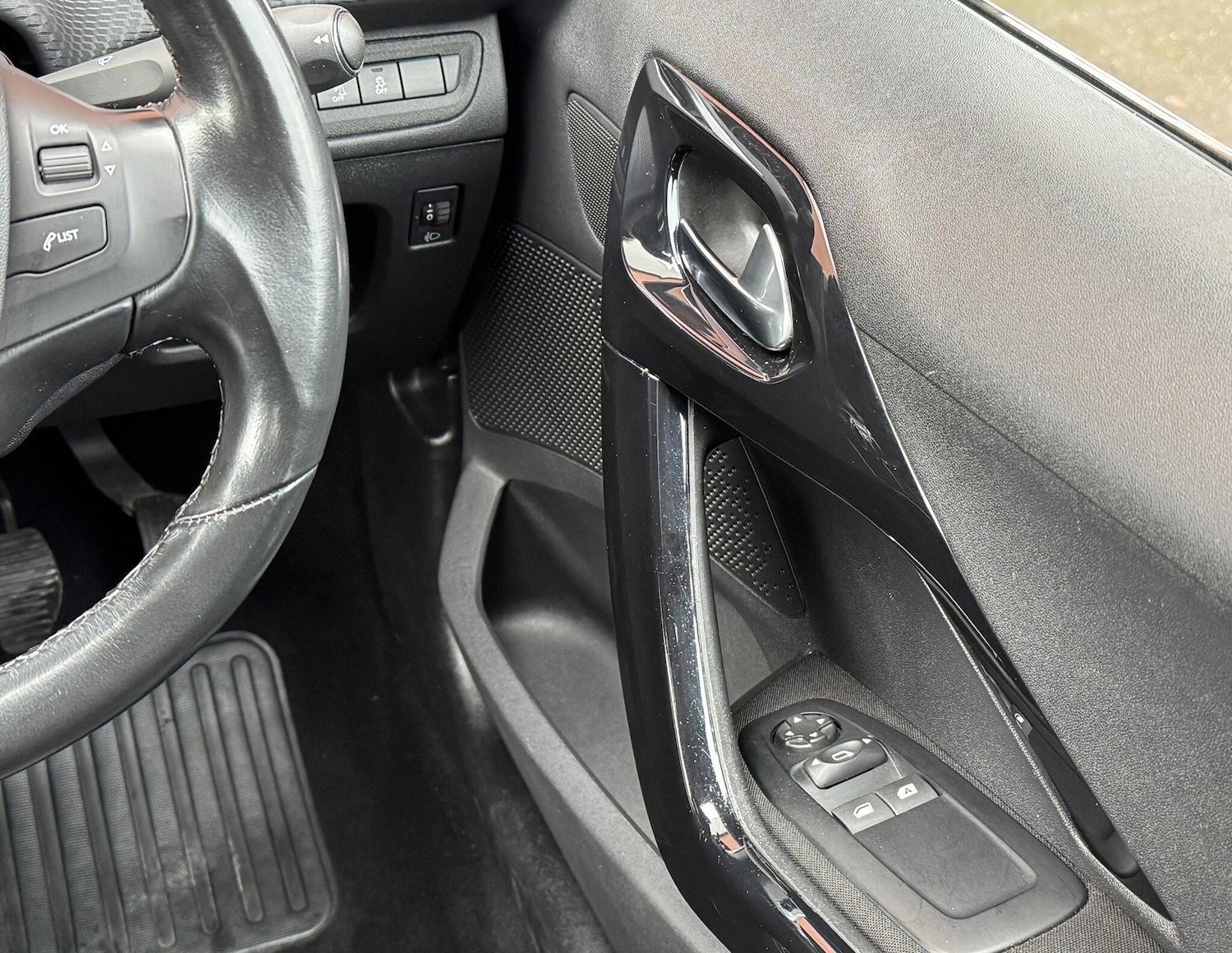 Used Peugeot 208 2017 for sale - 76512923: Photo 24