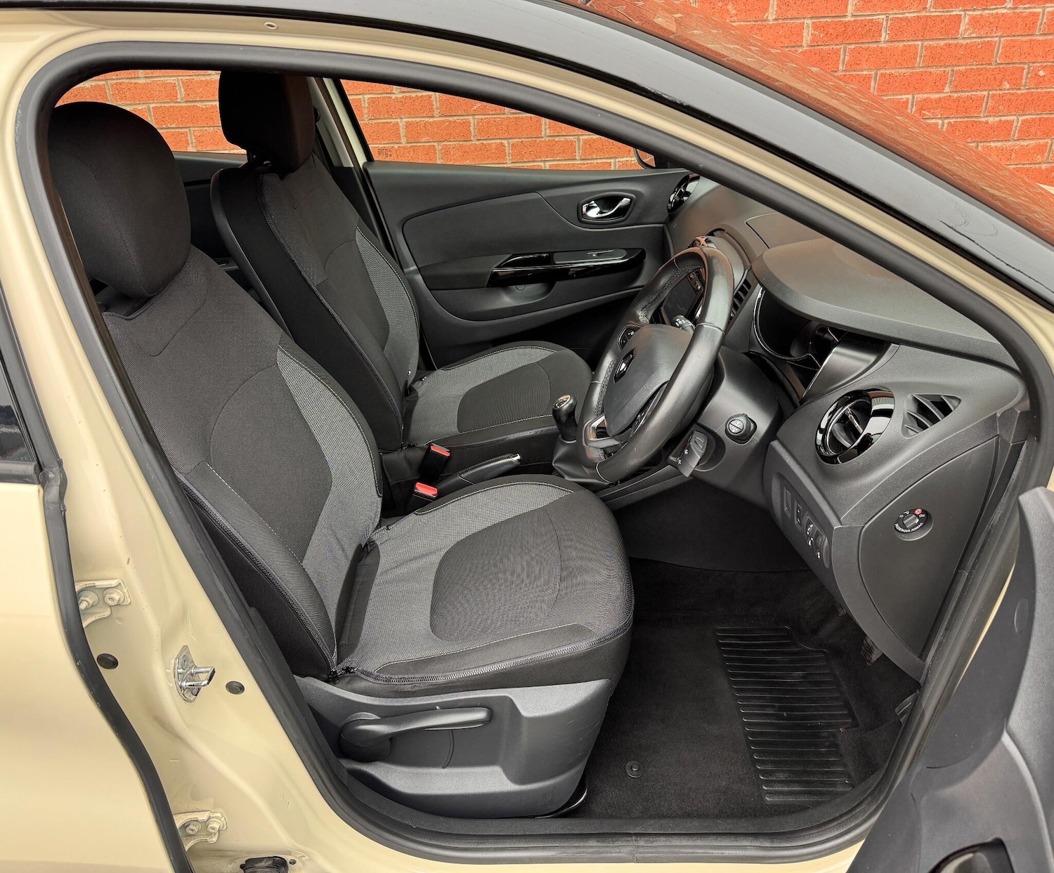 Used Renault Captur 2016 for sale - 77469143: Photo 15