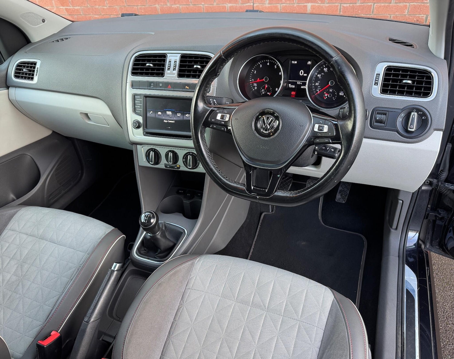 Used Volkswagen Polo 2017 for sale - 76976747: Photo 3