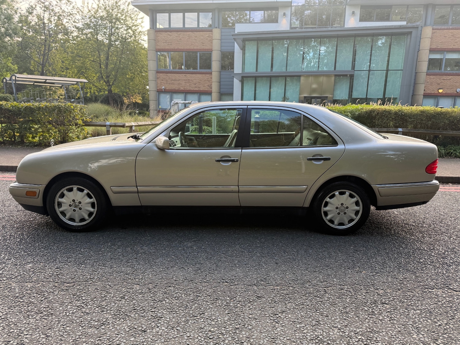 Used Mercedes-Benz E Class 2002 for sale - 76041547: Photo 2
