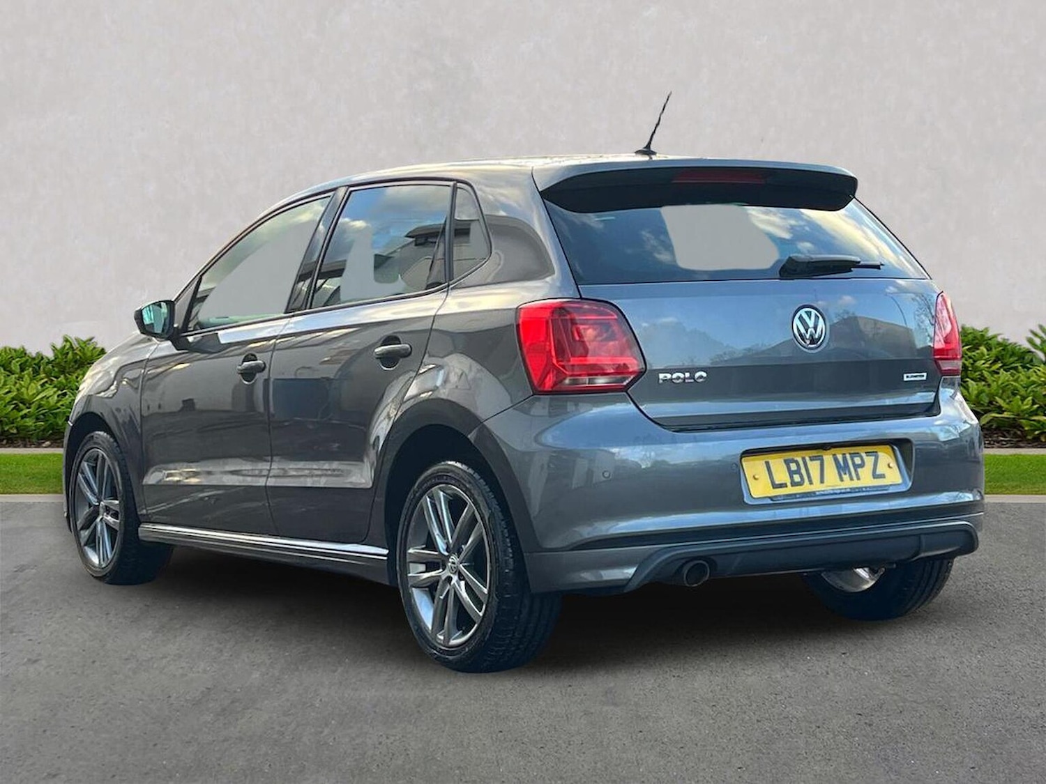 Used Volkswagen Polo 2017 for sale - 76611642: Photo 2