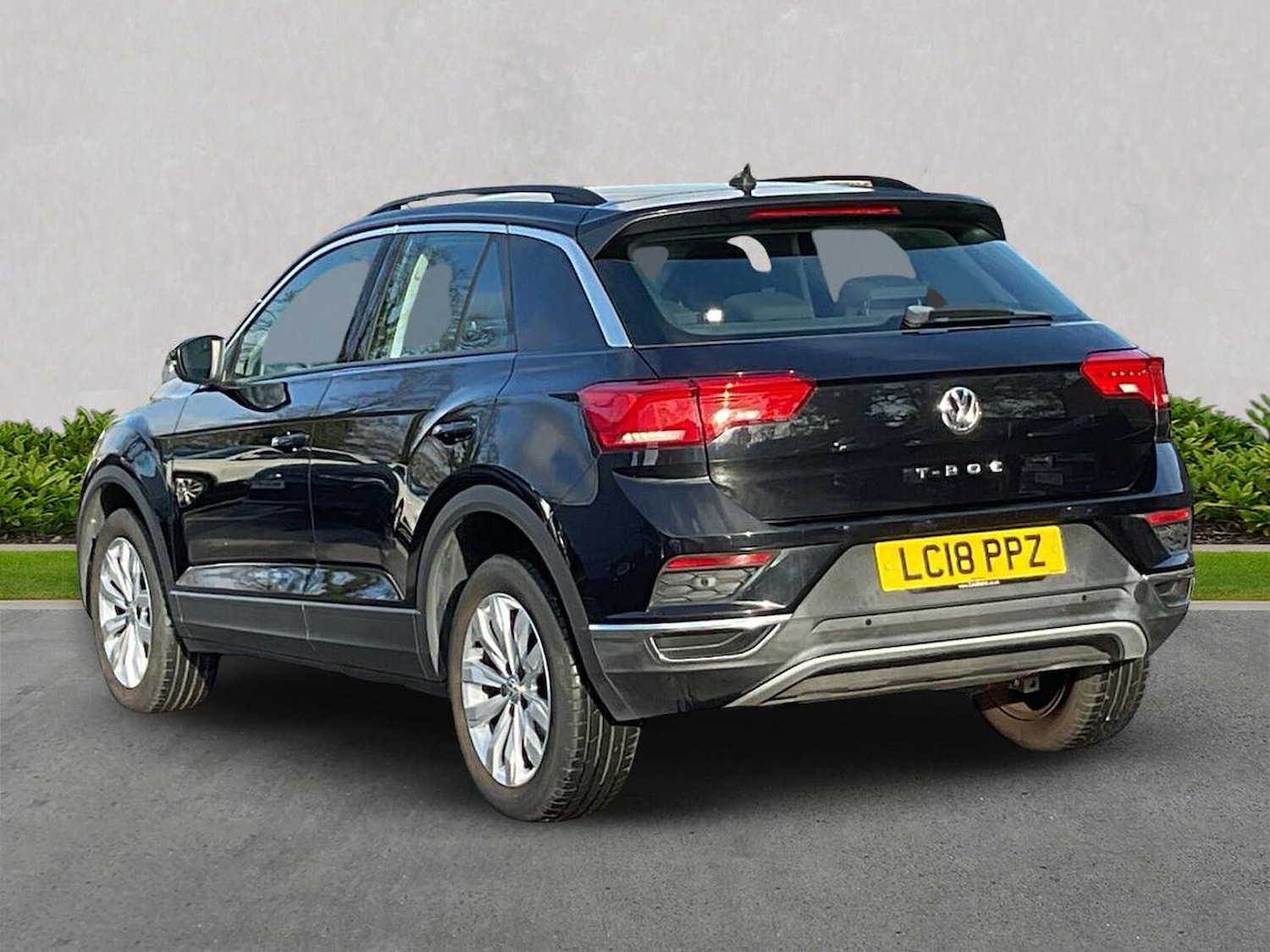 Used Volkswagen T-Roc 2018 for sale - 76650219: Photo 2