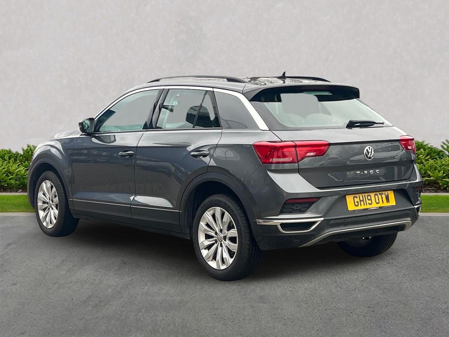 Used Volkswagen T-Roc 2019 for sale - 76735624: Photo 2