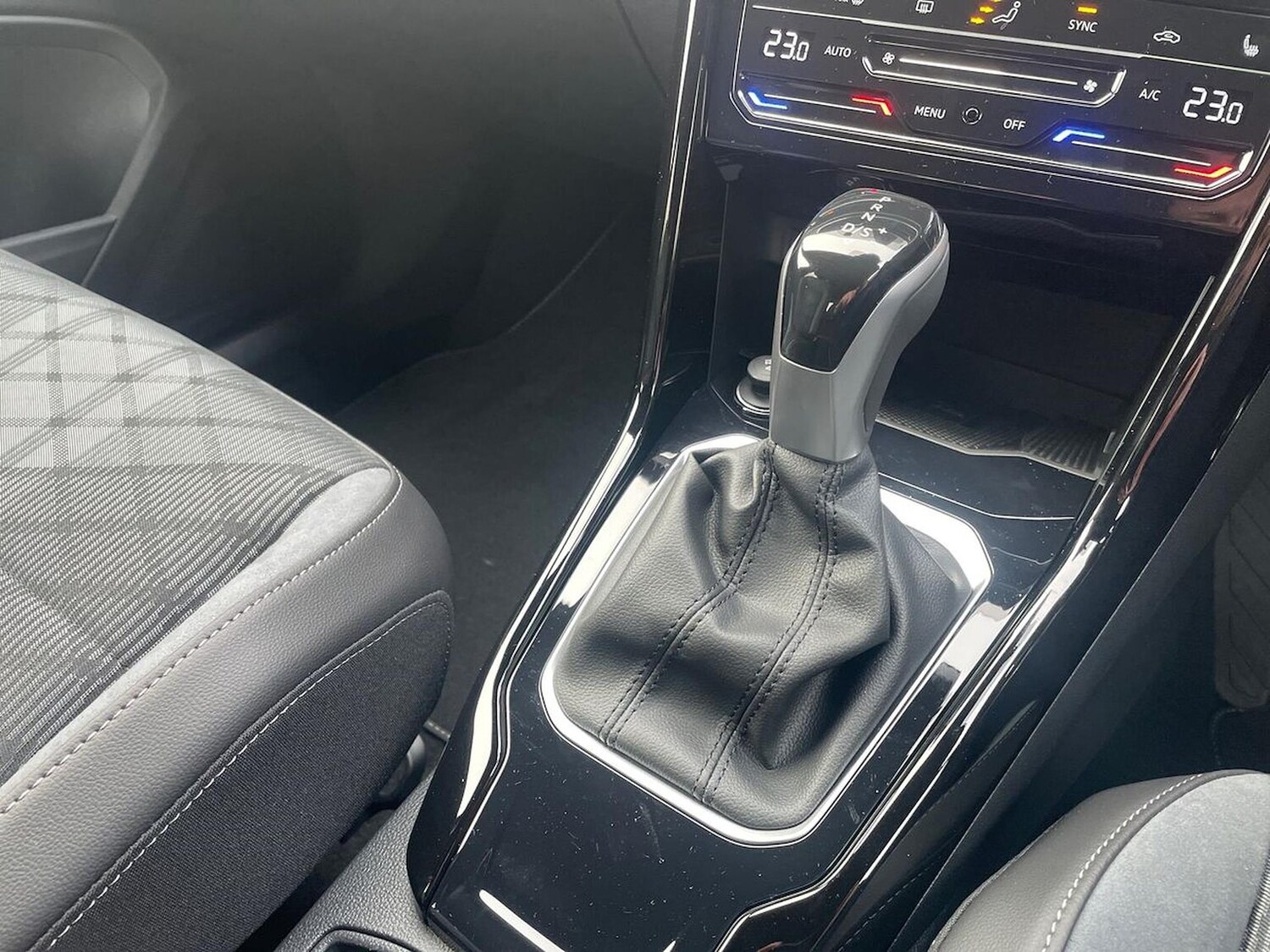 Used Volkswagen T-Roc 2025 for sale - 77542490: Photo 13