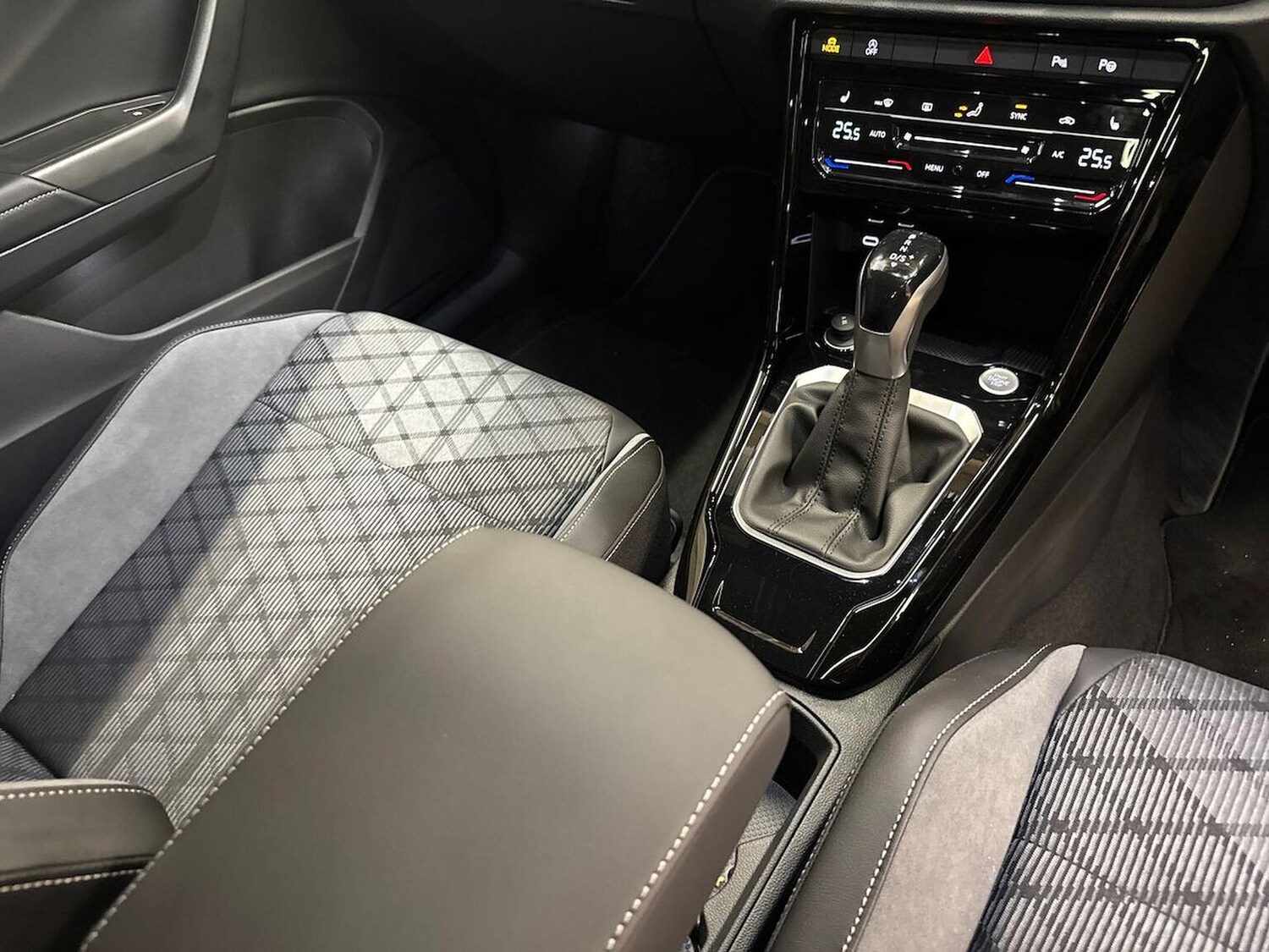 Used Volkswagen T-Roc 2025 for sale - 77487655: Photo 13