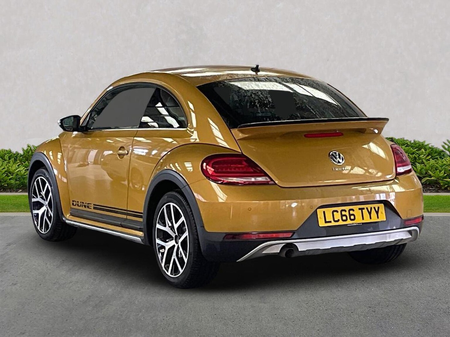 Used Volkswagen Beetle 2016 for sale - 76618529: Photo 2