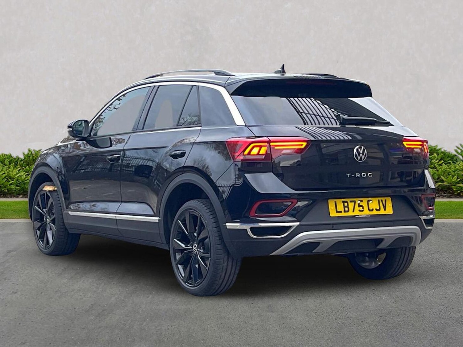 Used Volkswagen T-Roc 2025 for sale - 76490601: Photo 2