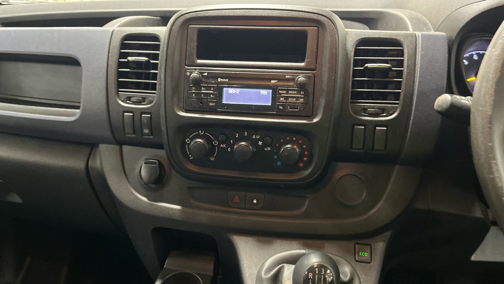 Used Vauxhall Vivaro 2015 for sale - 78198182: Photo 2