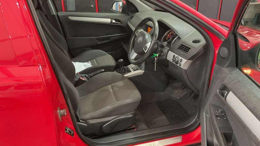 Used Vauxhall Astra Van 2012 for sale - 77350761: Photo 2