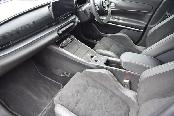 Used Abarth 600e 2025 for sale - 75109878: Photo 2
