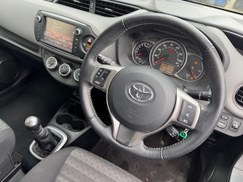 Used Toyota Yaris 2016 for sale - 79259650: Photo
