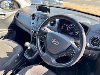 Used Hyundai i10 2017 for sale - 76314559: Photo 2