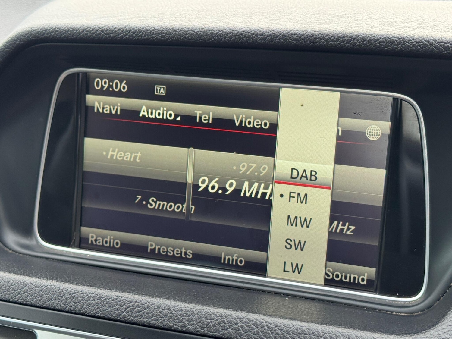 Used Mercedes-Benz E Class 2014 for sale - 77696398: Photo 15