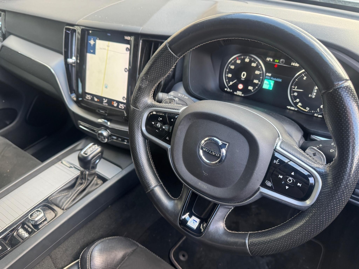 Used Volvo XC60 2018 for sale - 77633370: Photo 2