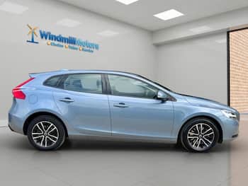 Used Volvo V40 2018 for sale - 79657341: Photo