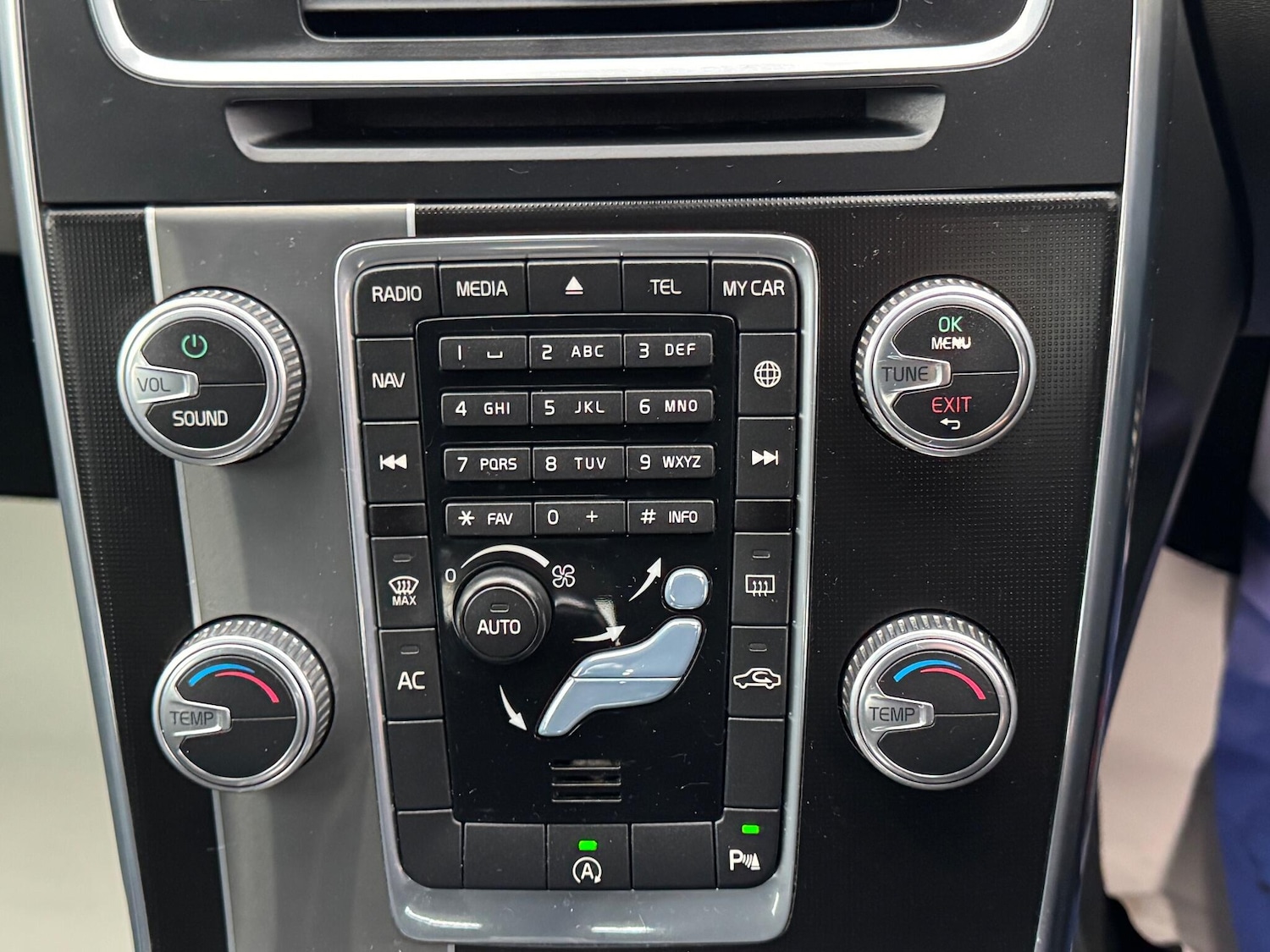 Used Volvo V60 2015 for sale - 77057619: Photo 25