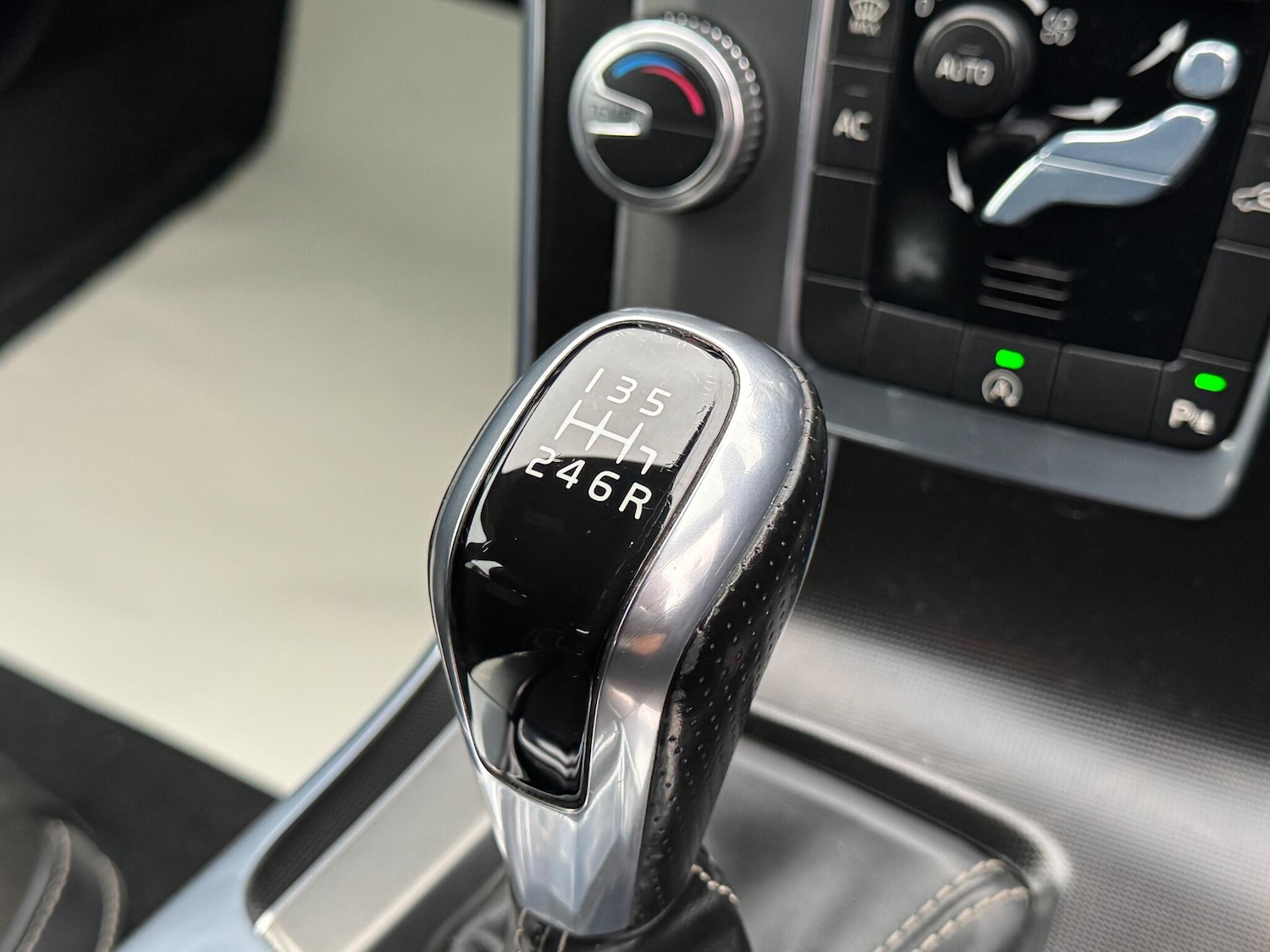 Used Volvo V60 2015 for sale - 77057619: Photo 31