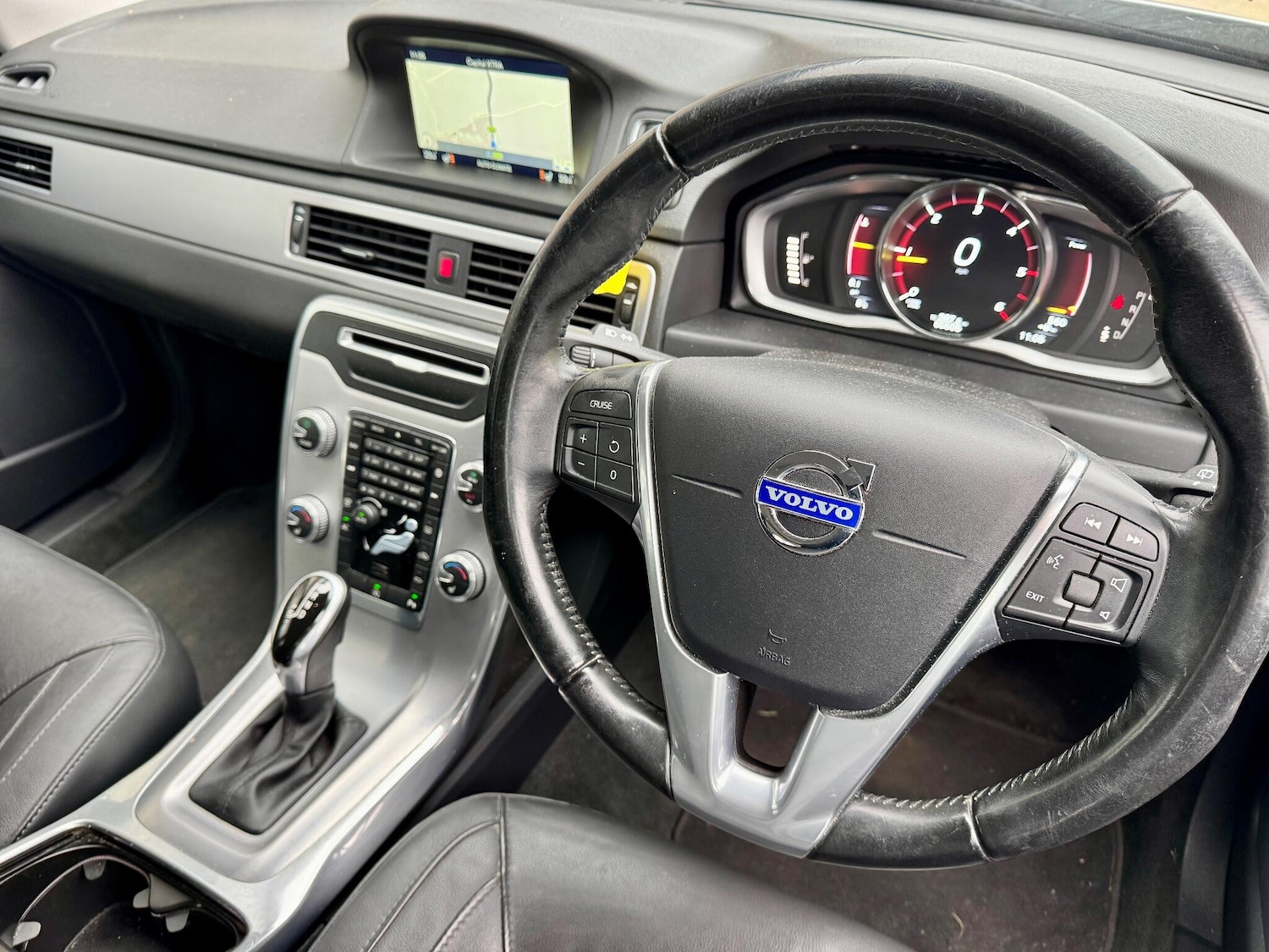 Used Volvo V70 2015 for sale - 77067069: Photo 2