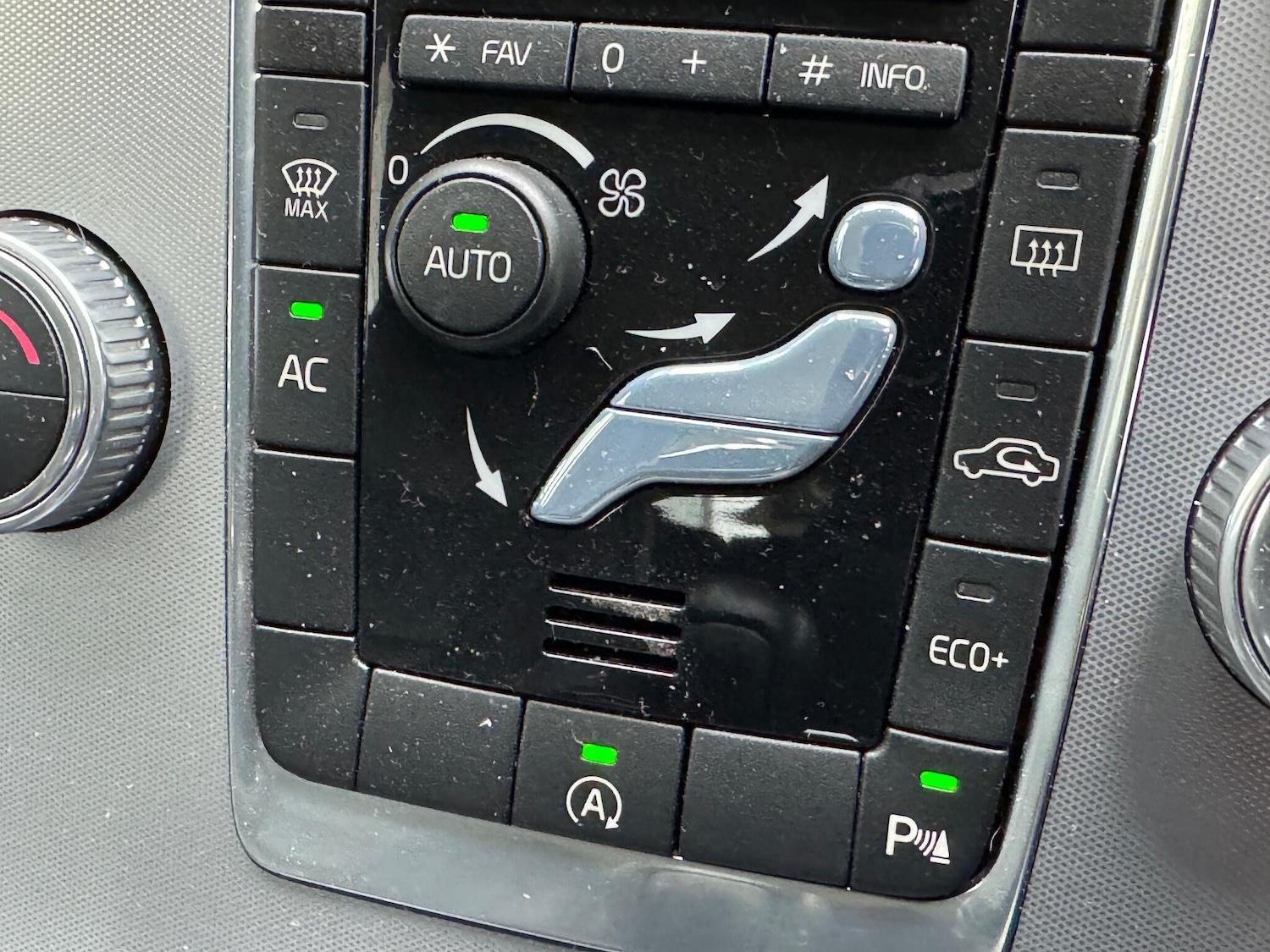 Used Volvo V70 2015 for sale - 77067069: Photo 21