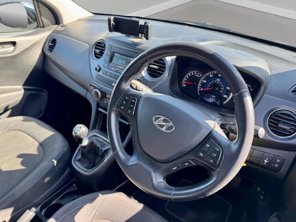 Used Hyundai i10 2017 for sale - 77202870: Photo 2