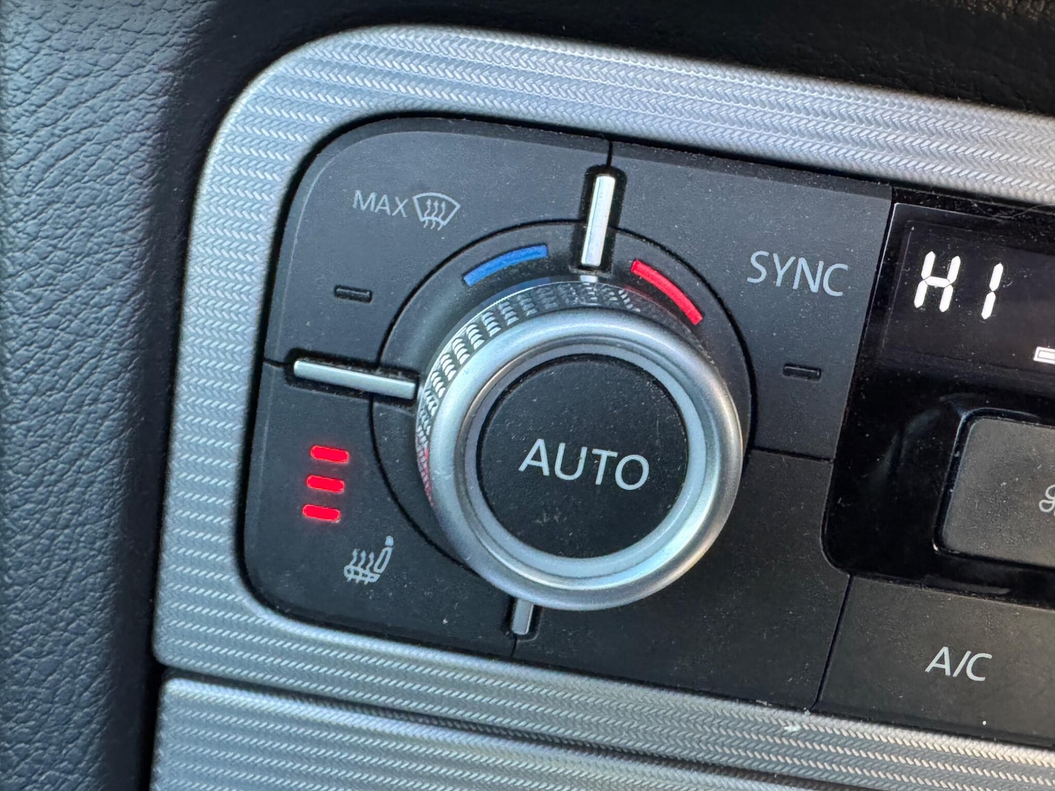 Used Volkswagen Touareg 2015 for sale - 76472615: Photo 32