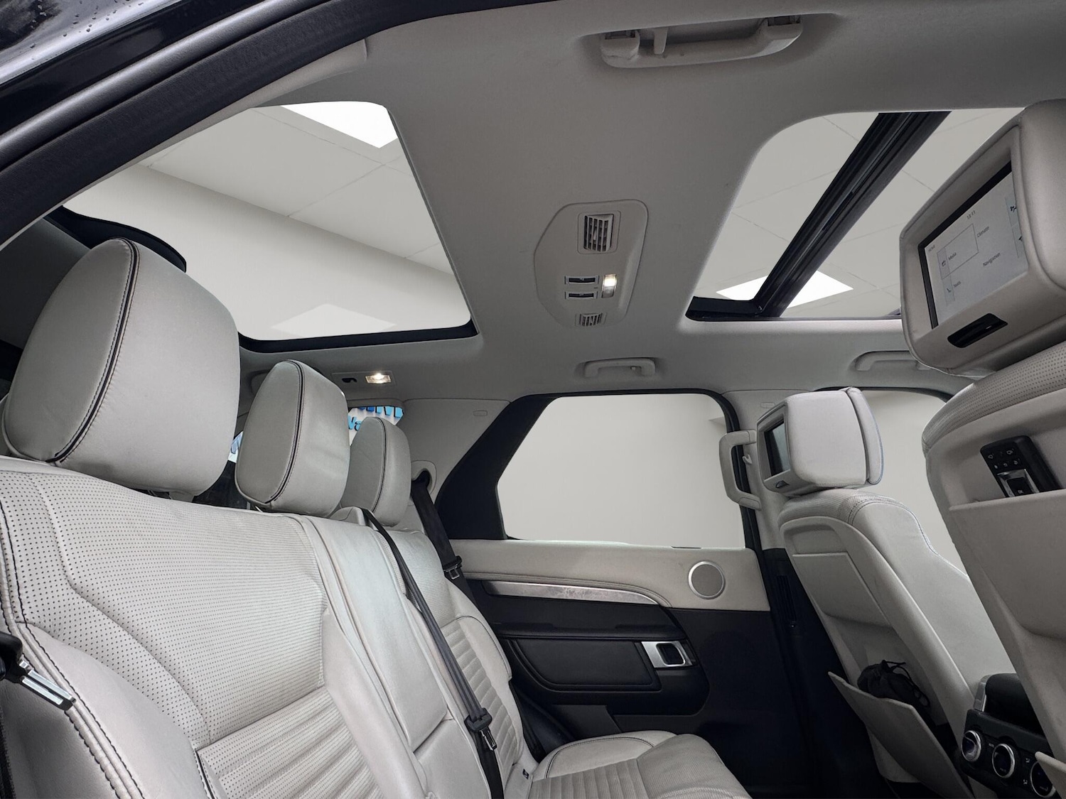 Used Land Rover Discovery 2017 for sale - 76887104: Photo 3